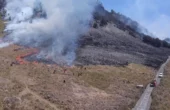 Personel gabungan Balai Besar Taman Nasional Bromo Tengger Semeru (BB TNBTS) pada saat melakukan proses pemadaman api di area savana, di wilayah Kabupaten Malang, Jawa Timur, Rabu (30/8/2023). Foto: BB TNBTS