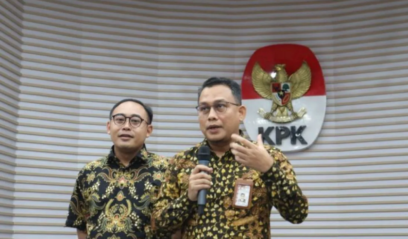 Ali Fikri Kepala Bagian Pemberitaan KPK (kanan) berikan keterangan terkait penggeledahan di Kantor Kementerian Pertanian dalam jumpa pers di Gedung Merah Putih KPK, Jakarta Selatan, Jumat (29/9/2023). Foto: Antara