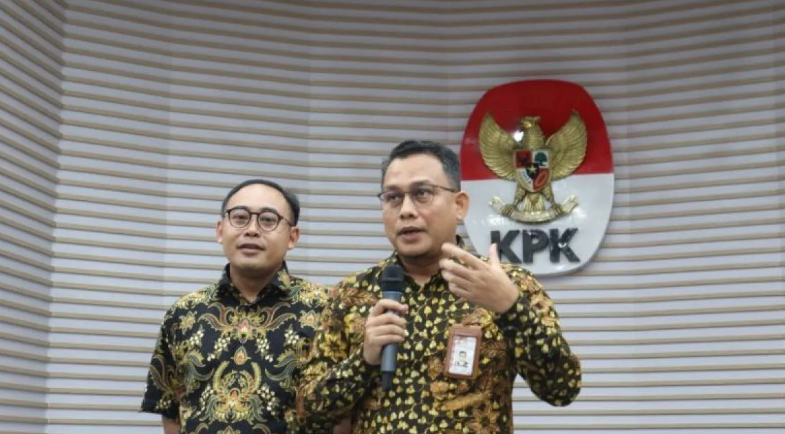 Ali Fikri Kepala Bagian Pemberitaan KPK (kanan) berikan keterangan terkait penggeledahan di Kantor Kementerian Pertanian dalam jumpa pers di Gedung Merah Putih KPK, Jakarta Selatan, Jumat (29/9/2023). Foto: Antara