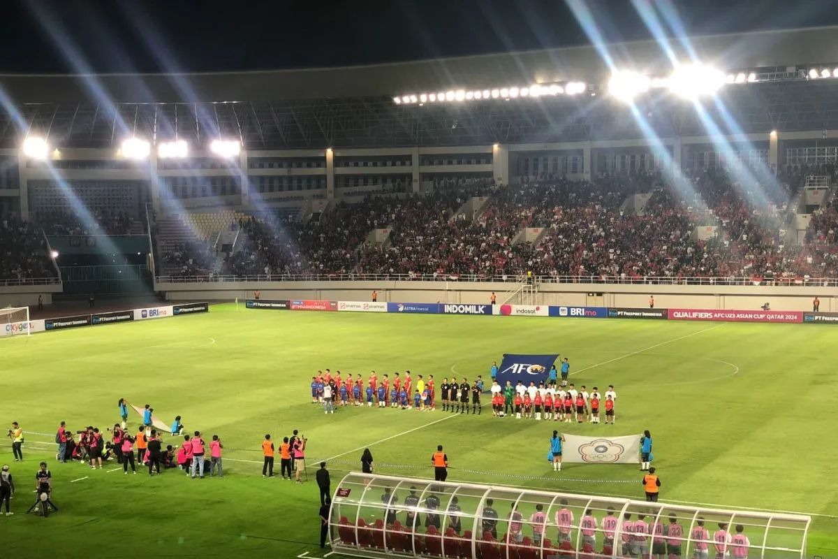 Timnas Indonesia U-23 ketika mengumandangkan lagu kebangsaan Indonesia Raya saat melawan China Taipei di laga pertama kualifikasi Piala Asia U-23 2024 untuk Grup K di Stadion Manahan, Solo, Sabtu (9/9/2023). Foto: Antara
