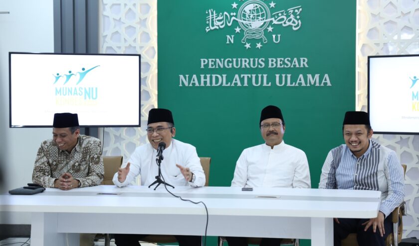 KH Yahya Cholil Staquf Ketua Umum PBNU (dua dari kiri) di kantor PBNU di Jakarta pada Sabtu (2/9/2023). Foto: NU Online