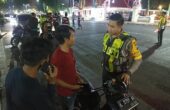 AKBP Arif Fazlurrjahman Kasat Lantas Polrestabes Surabaya waktu memberi imbauan kepada pengendara motor yang melanggar, Minggu (10/9/2023). Foto: Istimewa.