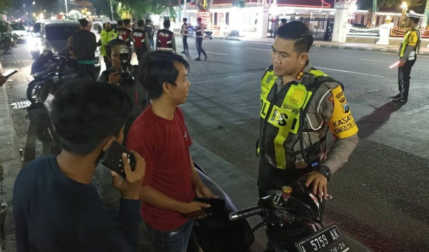 AKBP Arif Fazlurrjahman Kasat Lantas Polrestabes Surabaya waktu memberi imbauan kepada pengendara motor yang melanggar, Minggu (10/9/2023). Foto: Istimewa.