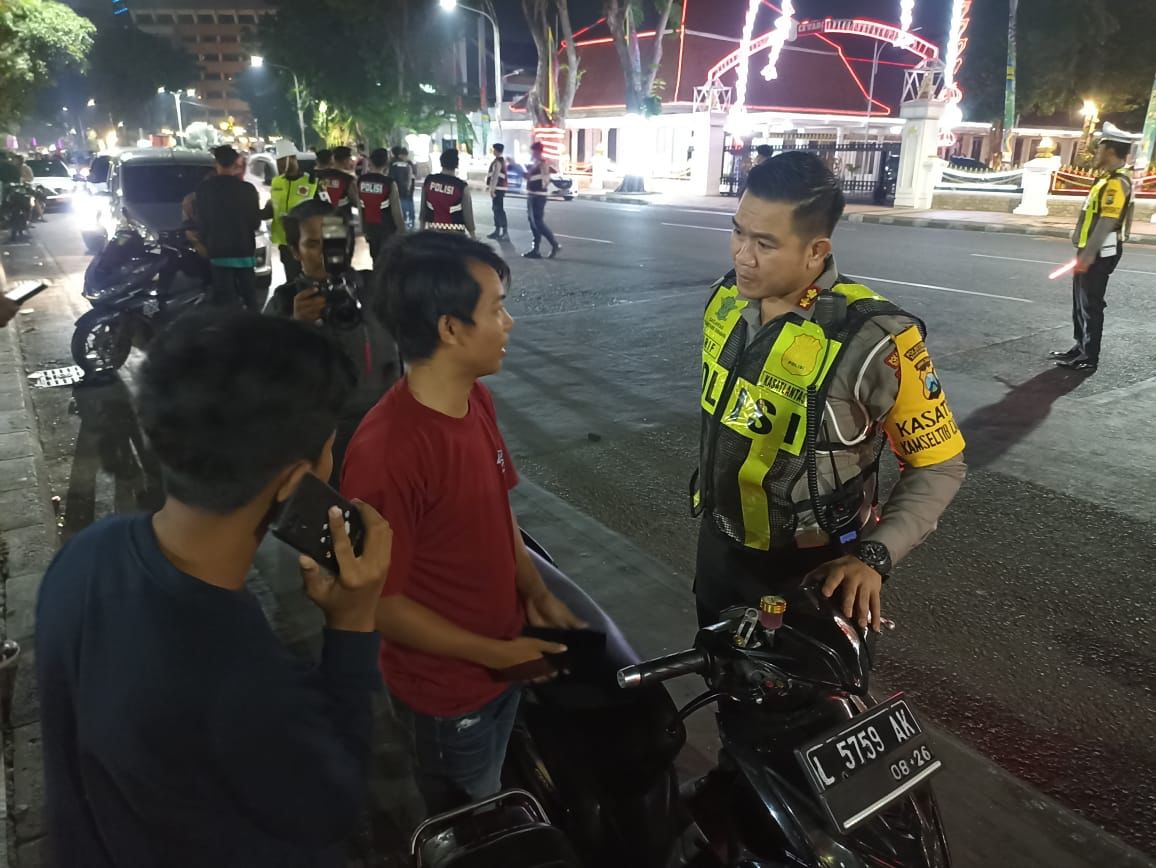 AKBP Arif Fazlurrjahman Kasat Lantas Polrestabes Surabaya waktu memberi imbauan kepada pengendara motor yang melanggar, Minggu (10/9/2023). Foto: Istimewa.