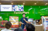Wirry Tjandra CEO FamilyMart Indonesia mengenalkan profil perusahaan saat acara Grand Opening FamilyMart Embong Surabaya pada Jumat (22/9/2023). Foto: FamilyMart Indonesia