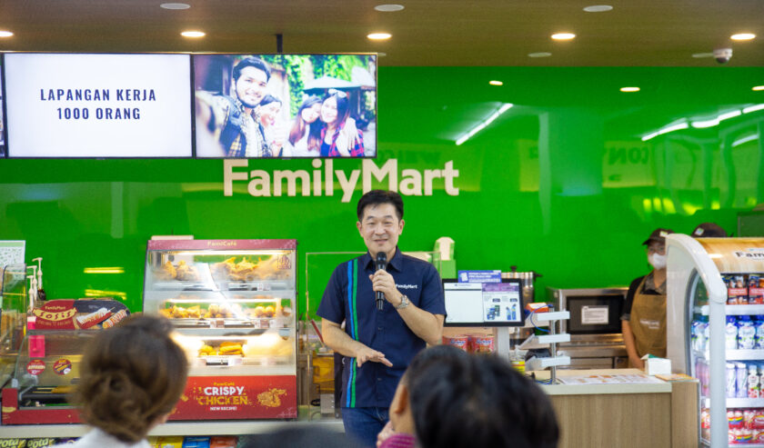 Wirry Tjandra CEO FamilyMart Indonesia mengenalkan profil perusahaan saat acara Grand Opening FamilyMart Embong Surabaya pada Jumat (22/9/2023). Foto: FamilyMart Indonesia