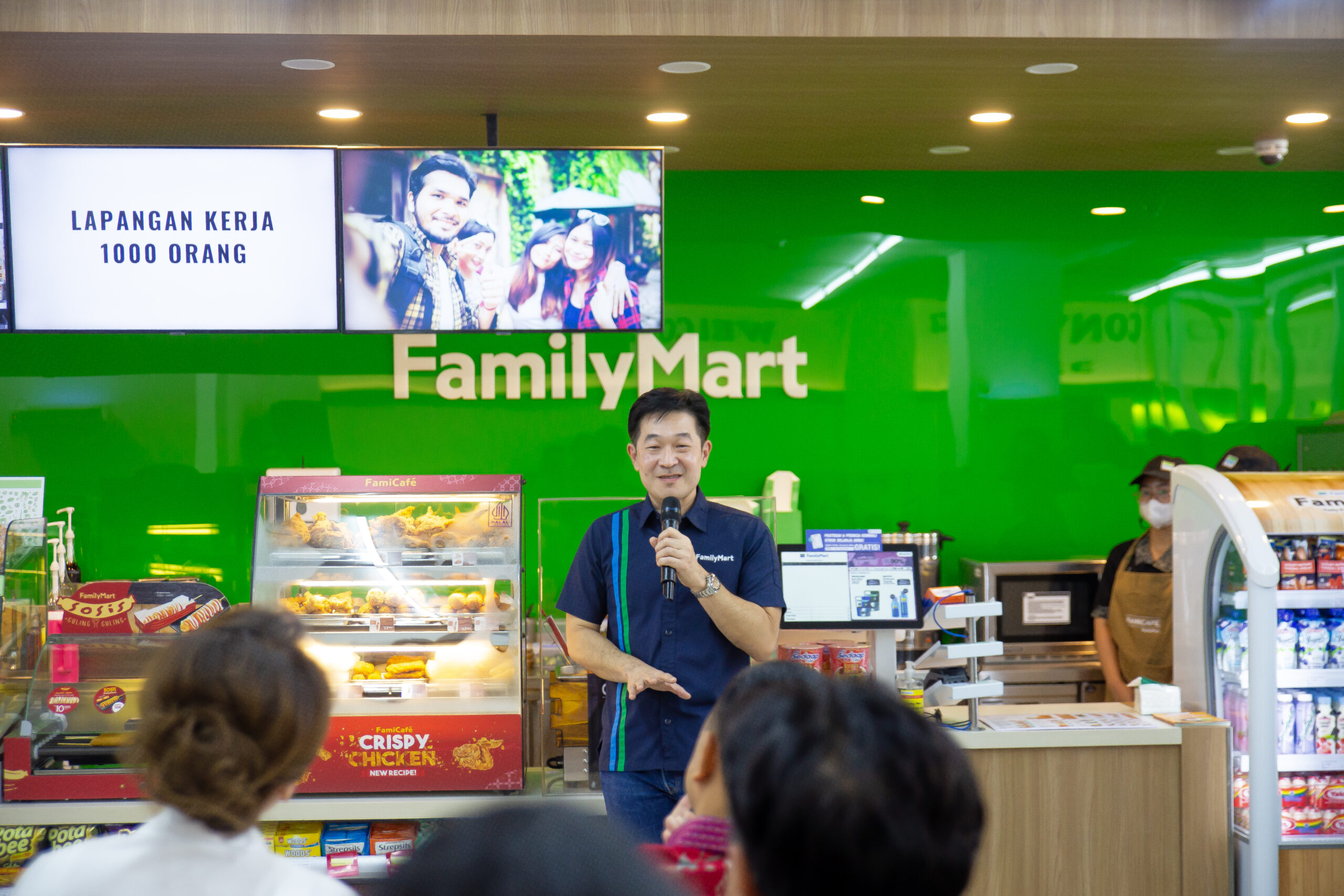 Wirry Tjandra CEO FamilyMart Indonesia mengenalkan profil perusahaan saat acara Grand Opening FamilyMart Embong Surabaya pada Jumat (22/9/2023). Foto: FamilyMart Indonesia