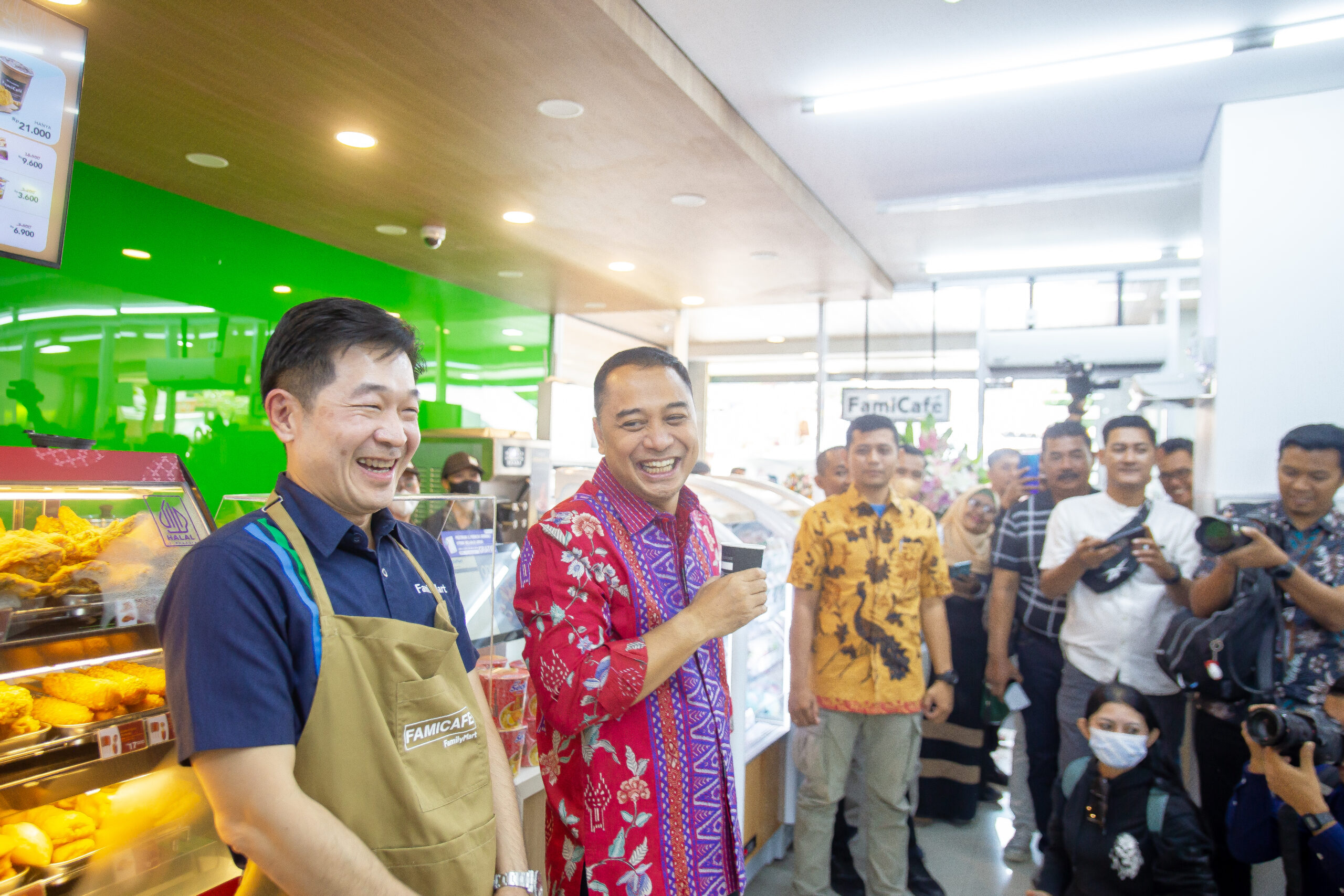 Eri Cahyadi Wali Kota Surabaya menikmati kopi yang diracik Wirry Tjandra CEO FamilyMart Indonesia saat acara Grand Opening FamilyMart Embong Surabaya pada Jumat (22/9/2023). Foto: FamilyMart Indonesia