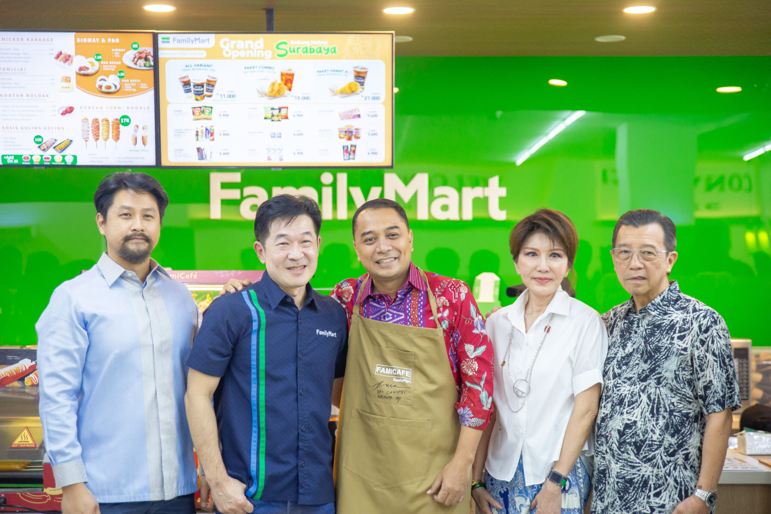 Wirry Tjandra CEO FamilyMart Indonesia bersama Eri Cahyadi Wali Kota Surabaya dan perwaiklan Wings Group saat acara Grand Opening FamilyMart Embong Surabaya pada Jumat (22/9/2023). Foto: FamilyMart Indonesia 