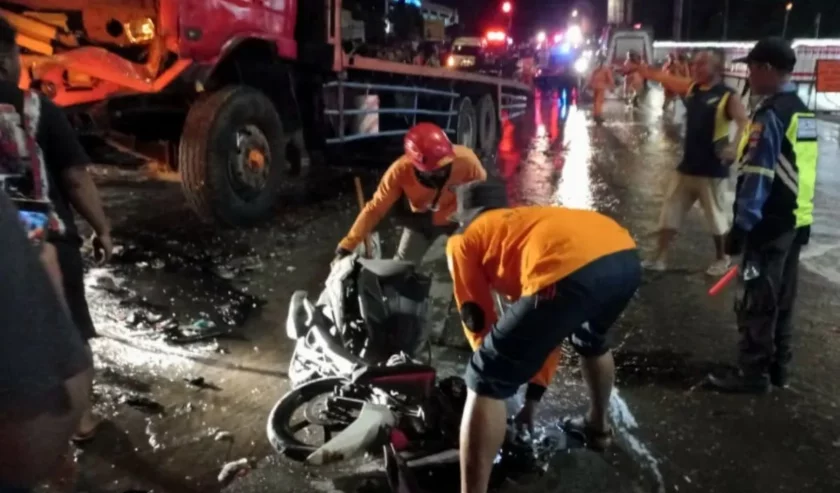 Petugas mengevakuasi kendaraan yang terlibat dalam kecelakaan di simpang exit Rol Bawen, Kabupaten Semarang, Sabtu malam (24/9/2023). Foto: Humas Polda Jateng