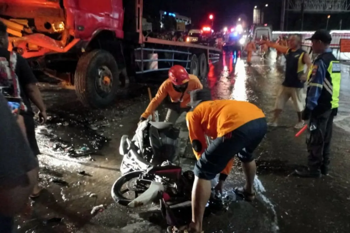Petugas mengevakuasi kendaraan yang terlibat dalam kecelakaan di simpang exit Rol Bawen, Kabupaten Semarang, Sabtu malam (24/9/2023). Foto: Humas Polda Jateng