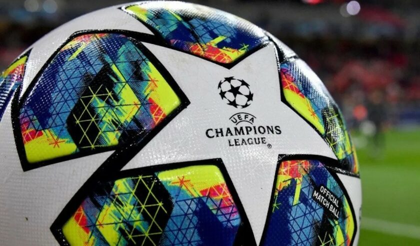 Logo Liga Champions melekat dalam bola resmi yang digunakan dalam kompetisi sepak bola paling bergengsi antarklub Eropa tersebut. Foto: AFP