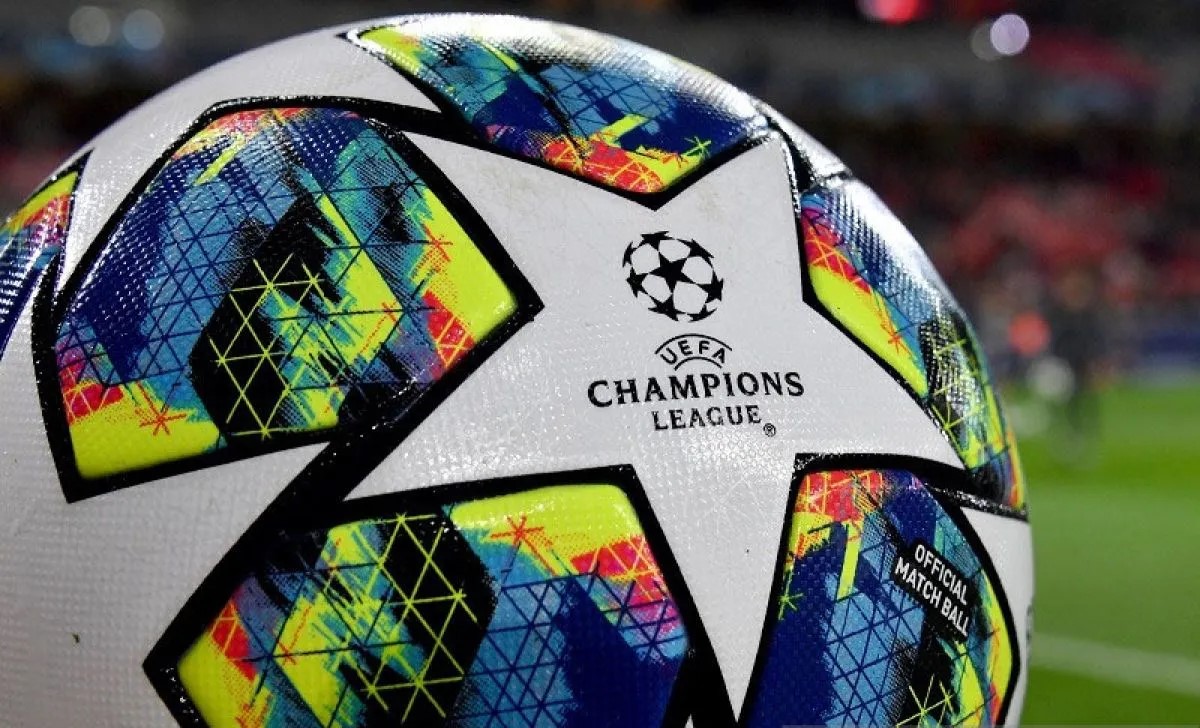 Logo Liga Champions melekat dalam bola resmi yang digunakan dalam kompetisi sepak bola paling bergengsi antarklub Eropa tersebut. Foto: AFP