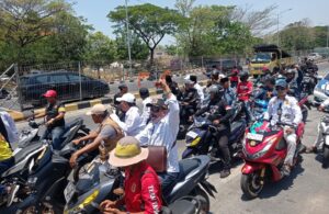 Ratusan Masyarakat Madura Demo di Jembatan Suramadu