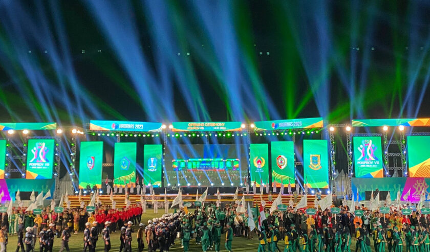 Defile kontingen peserta Pekan Olahraga Provinsi Jawa Timur VIII/2023 dalam pesta Opening Ceremony di Stadion Gelora Delta Sidoarjo, Sabtu malam (9/9/2023). Foto: Meilita suarasurabaya.net