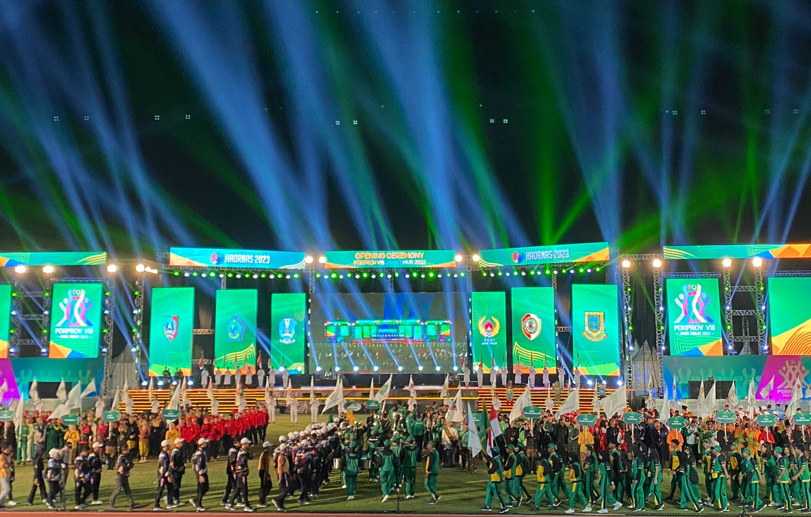 Defile kontingen peserta Pekan Olahraga Provinsi Jawa Timur VIII/2023 dalam pesta Opening Ceremony di Stadion Gelora Delta Sidoarjo, Sabtu malam (9/9/2023). Foto: Meilita suarasurabaya.net