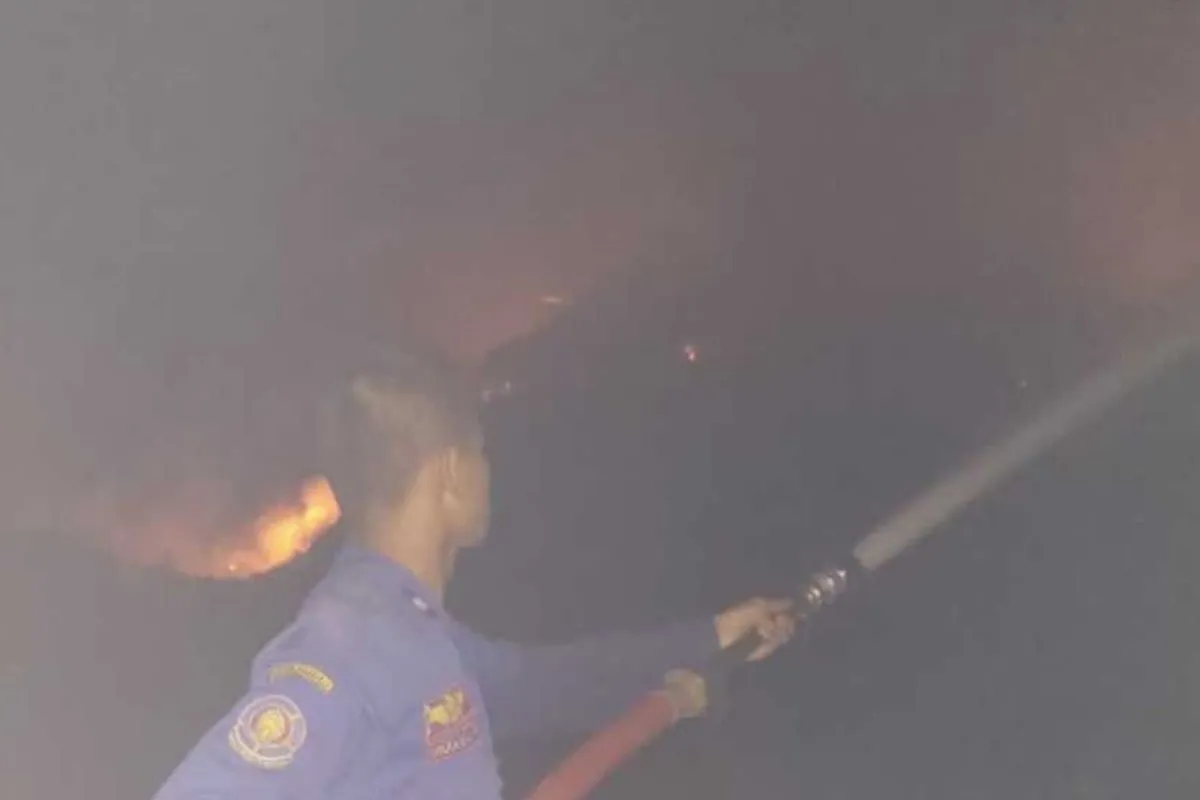 Upaya penanganan pemadaman api di tempat pembuangan akhir (TPA) Randegan, Kota Mojokerto. Foto: Pemkot Mojokerto
