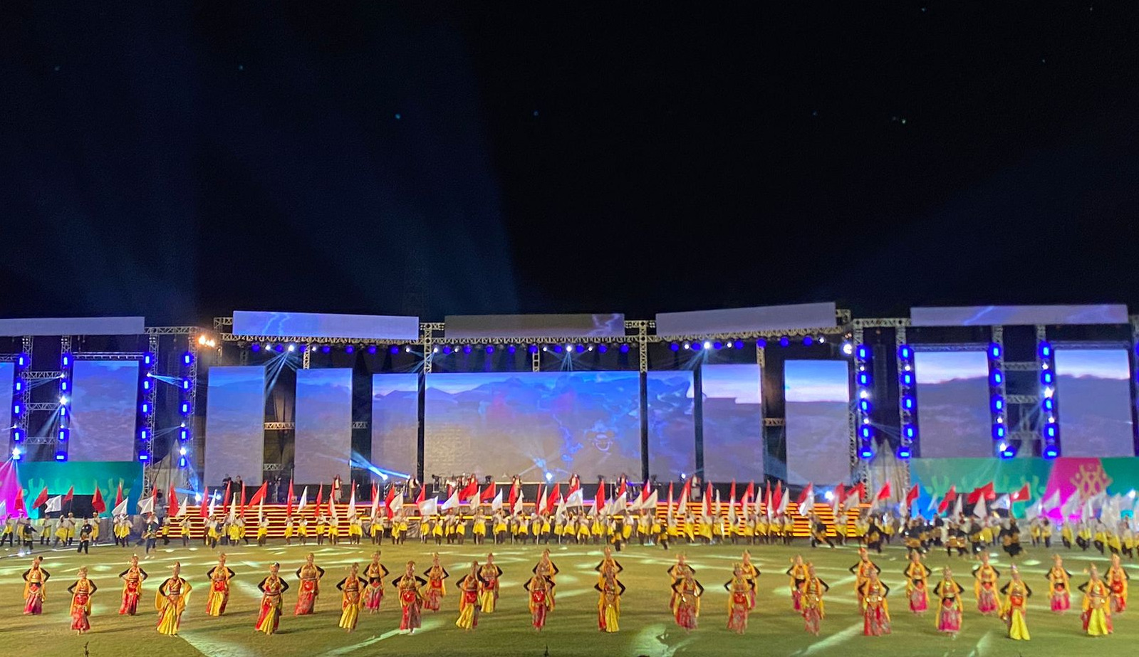 Penampilan tari kolosal dengan tema Sidoarjo Gemilang dalam pesta Opening Ceremony di Stadion Gelora Delta Sidoarjo, Sabtu malam (9/9/2023). Foto: Meilita suarasurabaya.net