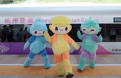 Maskot Asian Games berpose di depan kereta cepat yang dirancang khusus untuk Asian Games Hangzhou. Foto: hangzhou2022.cn