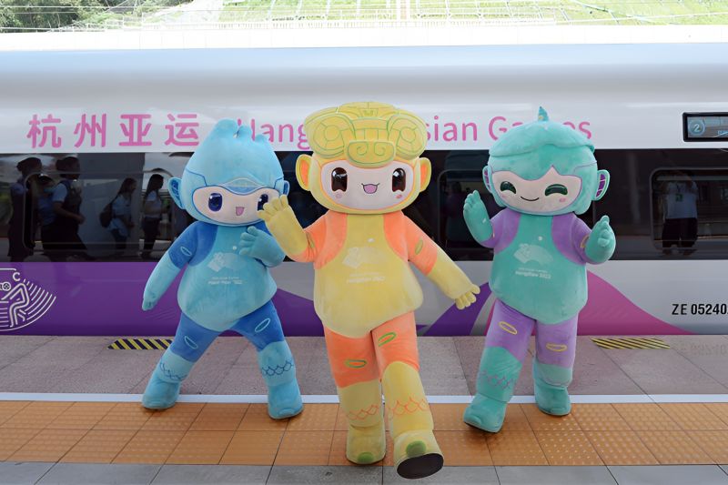 Maskot Asian Games berpose di depan kereta cepat yang dirancang khusus untuk Asian Games Hangzhou. Foto: hangzhou2022.cn