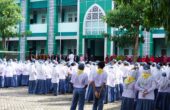 Siswa Madrasah Aliyah Negeri (MAN) I Pamekasan mengikuti upacara bendera dalam rangka Hari Pendidikan Nasional. Foto: MAN I Pamekasan