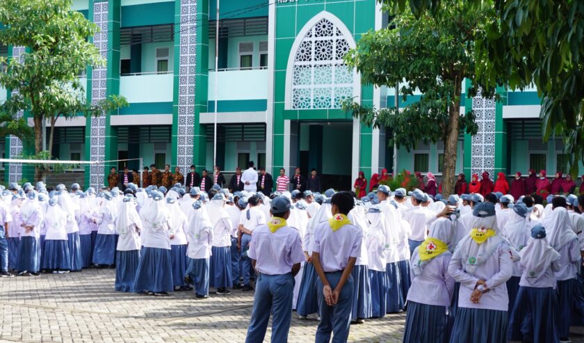 Siswa Madrasah Aliyah Negeri (MAN) I Pamekasan mengikuti upacara bendera dalam rangka Hari Pendidikan Nasional. Foto: MAN I Pamekasan
