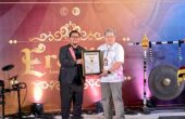 Andre Purwandono Senior Customer Relations Manager Muri menyerahkan penghargaan kepada Ir. Yohannes Somawiharja, M.Sc Rektor Universitas Ciputra di Ciputra World Surabaya pada Jumat (1/9/2023). Foto : Dovan magang suarasurabaya.net