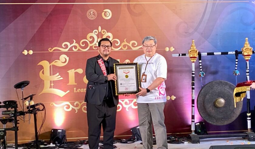 Andre Purwandono Senior Customer Relations Manager Muri menyerahkan penghargaan kepada Ir. Yohannes Somawiharja, M.Sc Rektor Universitas Ciputra di Ciputra World Surabaya pada Jumat (1/9/2023). Foto : Dovan magang suarasurabaya.net