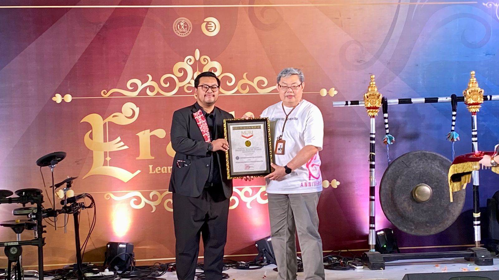 Andre Purwandono Senior Customer Relations Manager Muri menyerahkan penghargaan kepada Ir. Yohannes Somawiharja, M.Sc Rektor Universitas Ciputra di Ciputra World Surabaya pada Jumat (1/9/2023). Foto : Dovan magang suarasurabaya.net