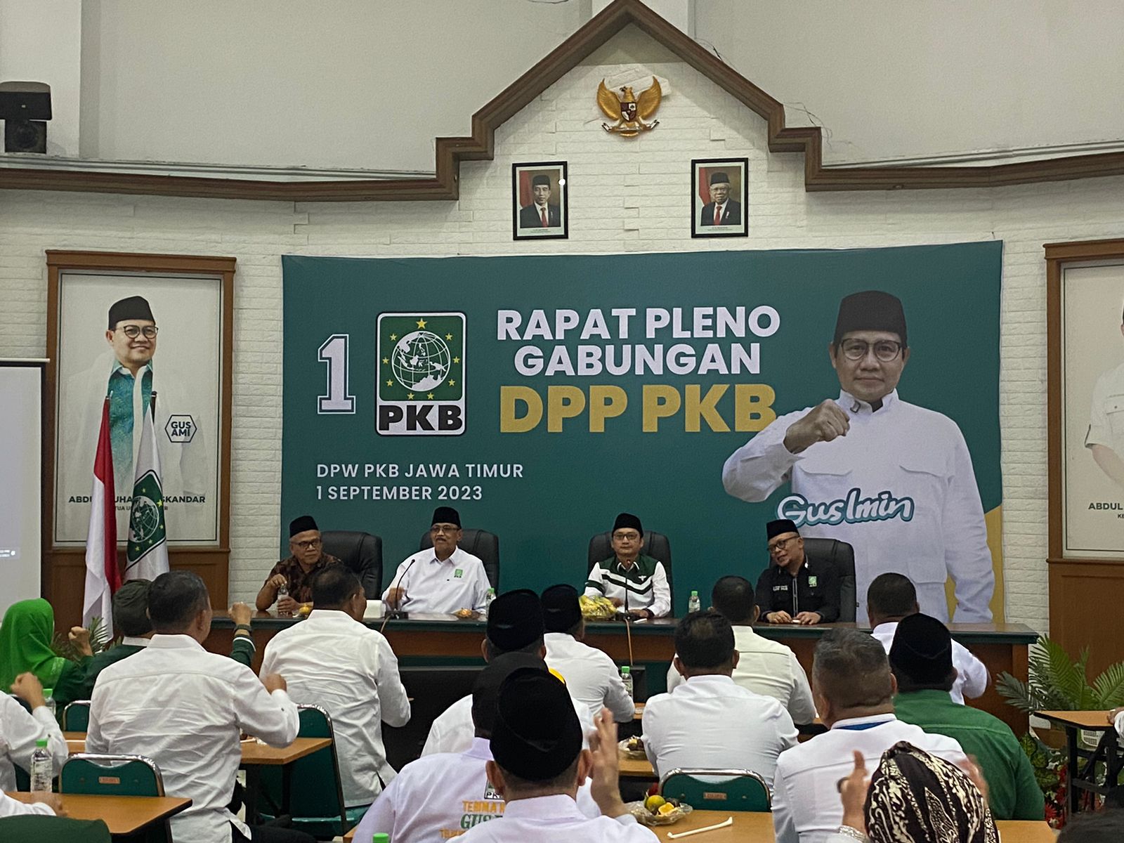Suasana sebelum dimulainya Rapat Pleno Gabungan DPP PKB di Kantor DPW PKB Jatim, Jumat (1/9/2023). Foto: Wildan suarasurabaya.net