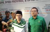 Muhammad Hassanudin Wahid Sekjen PKB (kiri) waktu memberi keterangan soal kesepakatan menduetkan Cak Imim Ketum PKB bersama Anies Baswedan bacapres diusung Partai Nasdem, Jumat (1/9/2023). Foto: Wildan suarasurabaya.net