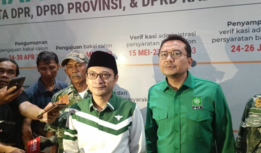 Muhammad Hassanudin Wahid Sekjen PKB (kiri) waktu memberi keterangan soal kesepakatan menduetkan Cak Imim Ketum PKB bersama Anies Baswedan bacapres diusung Partai Nasdem, Jumat (1/9/2023). Foto: Wildan suarasurabaya.net