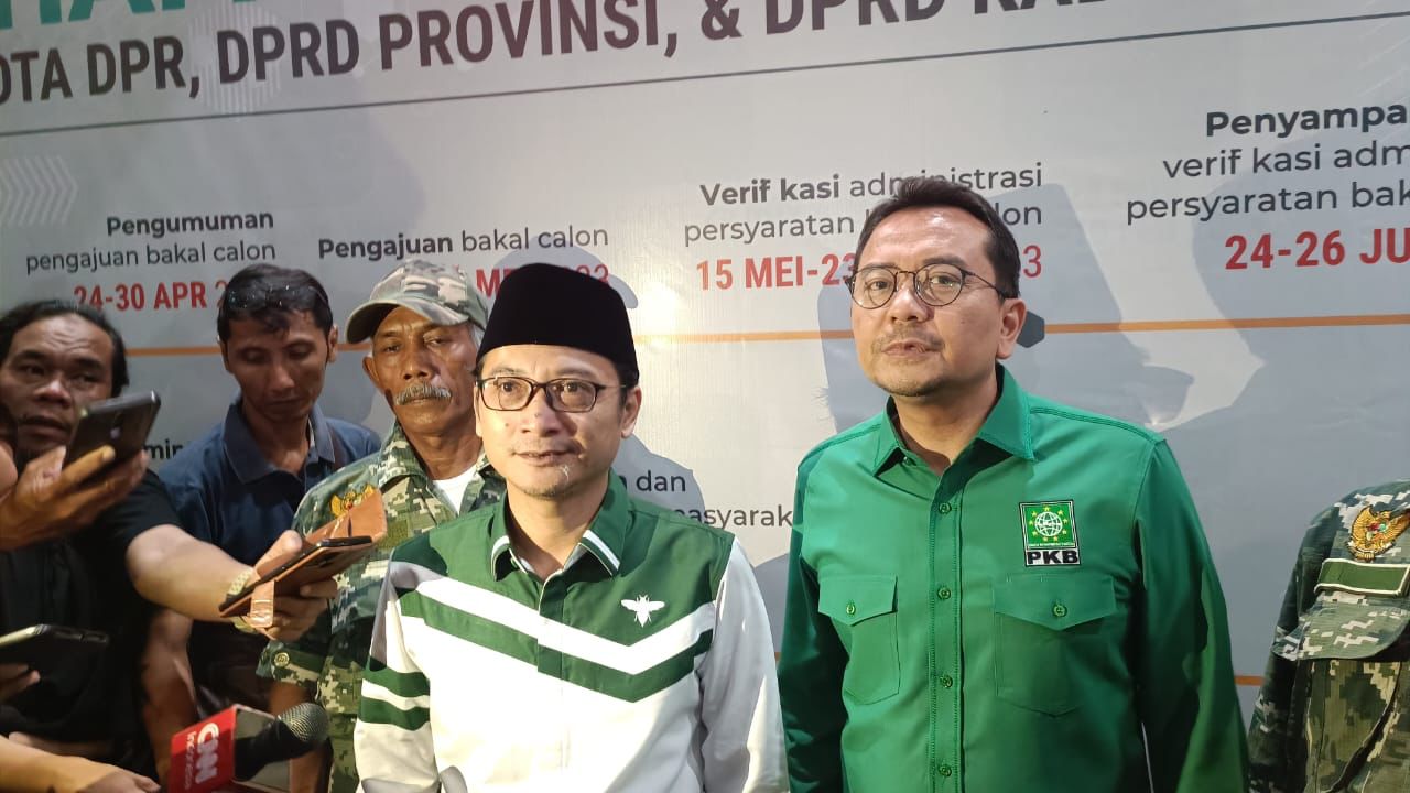 Muhammad Hassanudin Wahid Sekjen PKB (kiri) waktu memberi keterangan soal kesepakatan menduetkan Cak Imim Ketum PKB bersama Anies Baswedan bacapres diusung Partai Nasdem, Jumat (1/9/2023). Foto: Wildan suarasurabaya.net