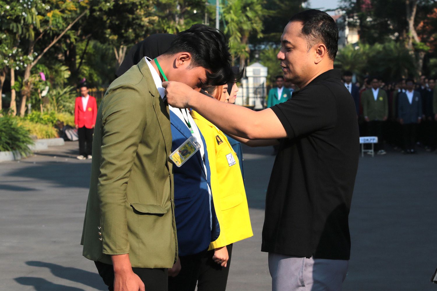 Eri Cahyadi Wali Kota Surabaya mengalungkan ID Card kepada mahasiswa yang bakal diterjunkan bantu pelayanan publik, Jumat (1/9/2023). Foto: Diskominfo Kota Surabaya