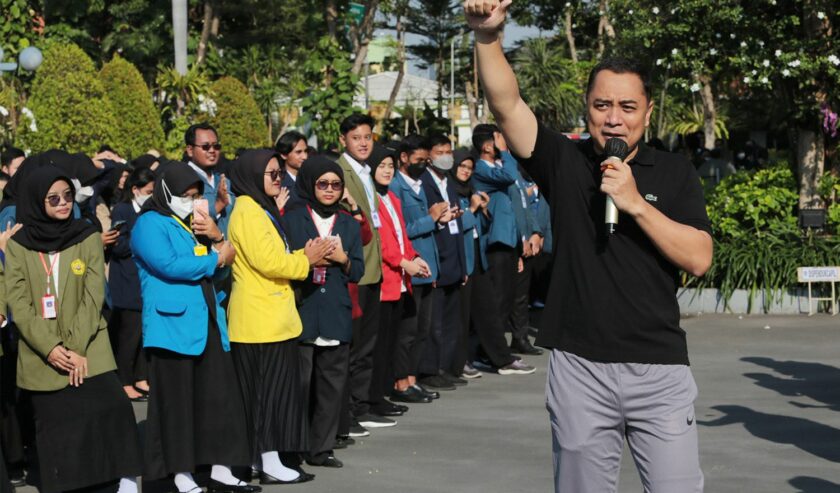 Eri Cahyadi Wali Kota Surabaya saat apel bersama 1.430 mahasiswa yang bakal diterjunkan bantu pelayanan publik, Jumat (1/9/2023). Foto: Diskominfo Kota Surabaya