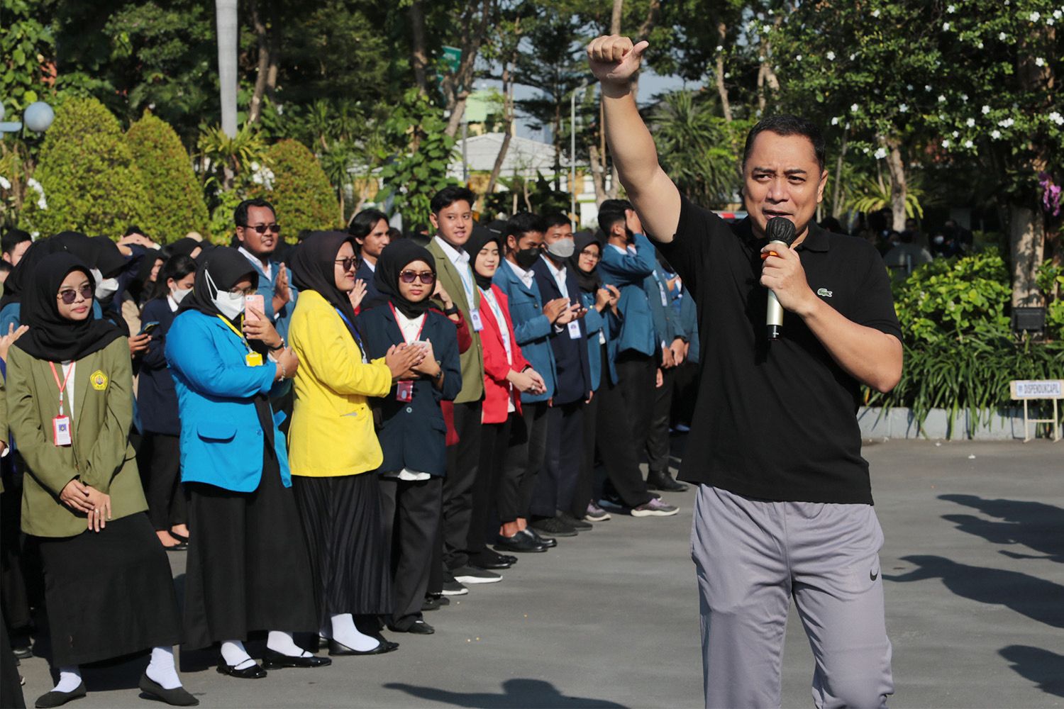 Eri Cahyadi Wali Kota Surabaya saat apel bersama 1.430 mahasiswa yang bakal diterjunkan bantu pelayanan publik, Jumat (1/9/2023). Foto: Diskominfo Kota Surabaya