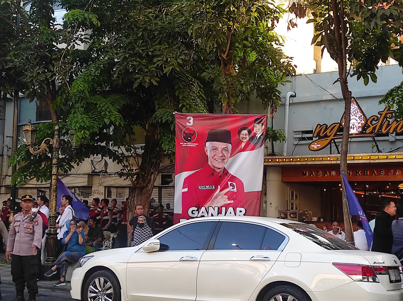 Baliho Ganjar Pranowo terpampang di Jalan Tunjungan Surabaya tepat di seberang Hotel Majapahit lokasi berlangsungnya deklarasi Anies-Cak Imin, Sabtu (2/9/2023). Foto: Frans Magang suarasurabaya.net