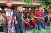 Musisi yang tergabung dengan relawan Ganjar Pranowo sedang bermain musik di Jalan Tunjungan Surabaya tepat di seberang Hotel Majapahit lokasi berlangsungnya deklarasi Anies-Cak Imin, Sabtu (2/9/2023). Foto: Wildan suarasurabaya.net