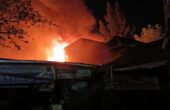 Kebakaran di Jalan Kenjeran Nomor 113, Kota Surabaya pada Sabtu (2/9/2023) sekitar pukul 20.15 WIB. Foto: Command Center Kota Surabaya
