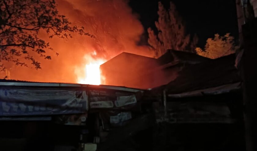 Kebakaran di Jalan Kenjeran Nomor 113, Kota Surabaya pada Sabtu (2/9/2023) sekitar pukul 20.15 WIB. Foto: Command Center Kota Surabaya