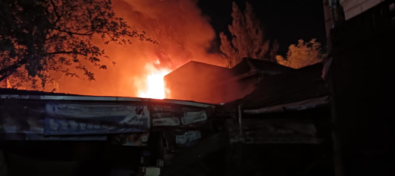 Kebakaran di Jalan Kenjeran Nomor 113, Kota Surabaya pada Sabtu (2/9/2023) sekitar pukul 20.15 WIB. Foto: Command Center Kota Surabaya