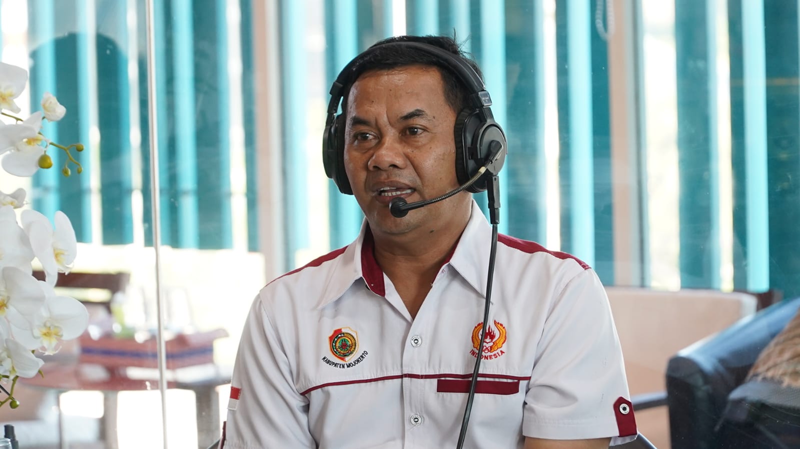Suher Didiento Ketua Umum KONI Kabupaten Mojokerto saat talkshow di Radio Suara Surabaya, Selasa (5/9/2023). Foto: Dimas Wahyu suarasurabaya.net