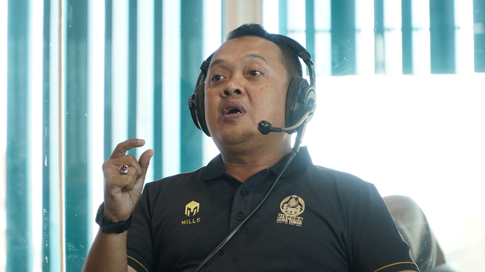 Norman Handito Kepala Disbudporapar Kabupaten Mojokerto saat talkshow di Radio Suara Surabaya, Selasa (5/9/2023). Foto: Dimas Wahyu suarasurabaya.net