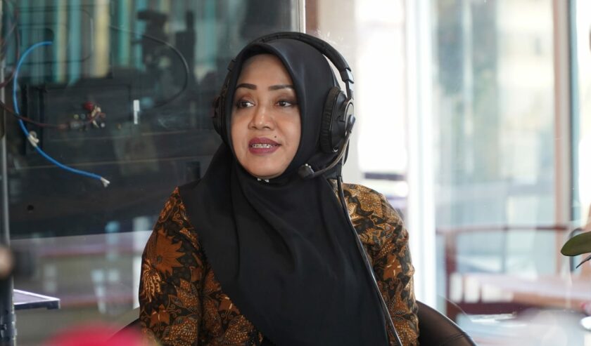 Ikfina Fahmawati Bupati Mojokerto saat talkshow di Radio Suara Surabaya, Selasa (5/9/2023). Foto: Dimas Wahyu suarasurabaya.net