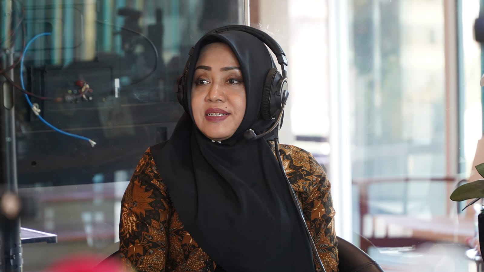 Ikfina Fahmawati Bupati Mojokerto saat talkshow di Radio Suara Surabaya, Selasa (5/9/2023). Foto: Dimas Wahyu suarasurabaya.net