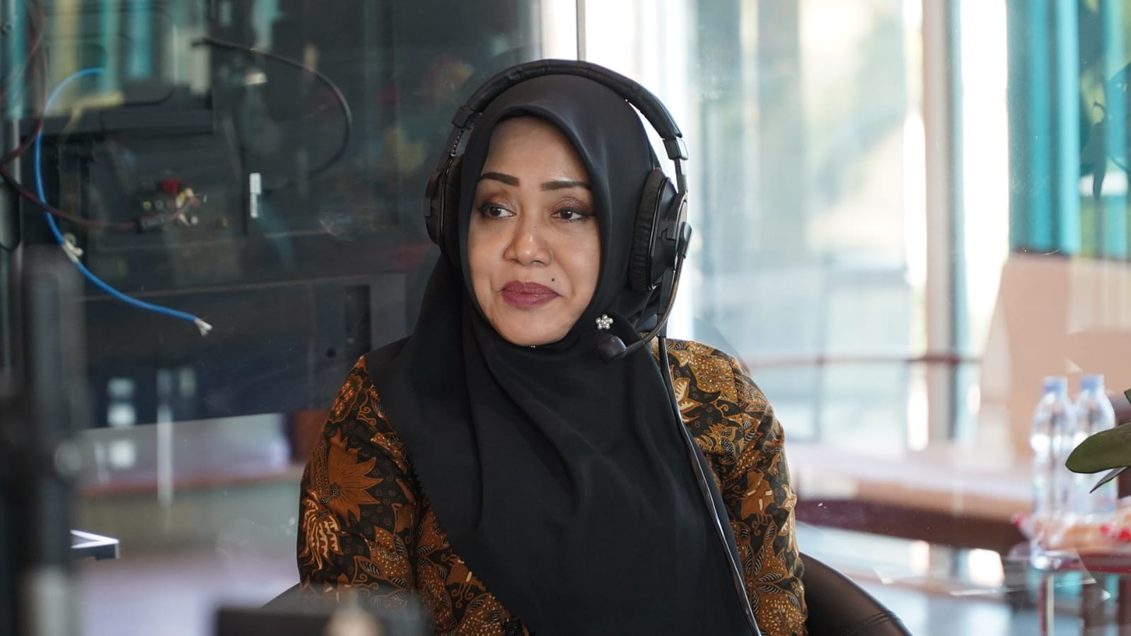 Ikfina Fahmawati Bupati Mojokerto saat talkshow di Radio Suara Surabaya, Selasa (5/9/2023). Foto: Dimas Wahyu suarasurabaya.net