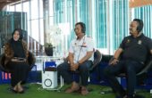 Ikfina Fahmawati Bupati Mojokerto, Suher Didiento Ketua Umum KONI Kabupaten Mojokerto, dan Norman Handito Kepala Disbudporapar Kabupaten Mojokerto saat talkshow di Radio Suara Surabaya, Selasa (5/9/2023). Foto: Dimas Wahyu suarasurabaya.net