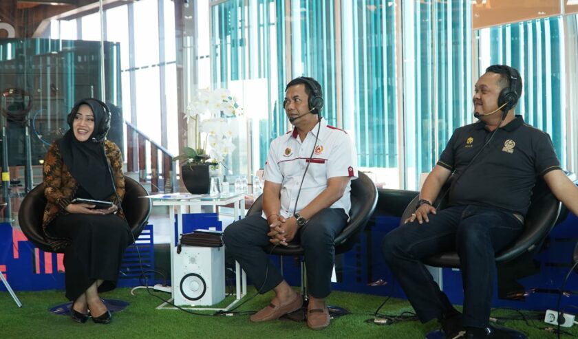 Ikfina Fahmawati Bupati Mojokerto, Suher Didiento Ketua Umum KONI Kabupaten Mojokerto, dan Norman Handito Kepala Disbudporapar Kabupaten Mojokerto saat talkshow di Radio Suara Surabaya, Selasa (5/9/2023). Foto: Dimas Wahyu suarasurabaya.net