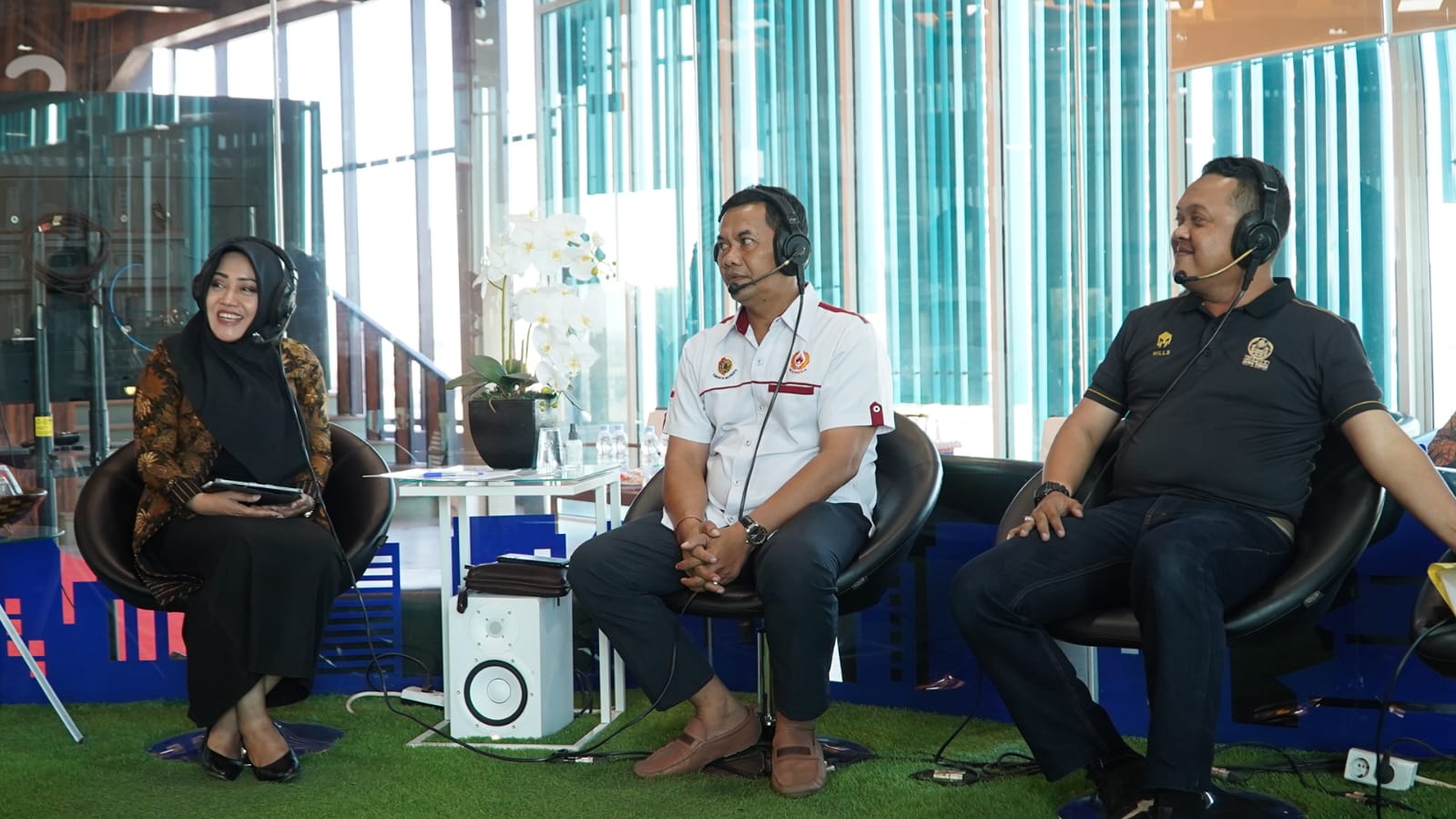 Ikfina Fahmawati Bupati Mojokerto, Suher Didiento Ketua Umum KONI Kabupaten Mojokerto, dan Norman Handito Kepala Disbudporapar Kabupaten Mojokerto saat talkshow di Radio Suara Surabaya, Selasa (5/9/2023). Foto: Dimas Wahyu suarasurabaya.net