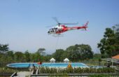 Helikopter BNPB waktu mengambil air untuk melakukan water bombing atau pemadaman via udara. Foto: BPBD Jatim.